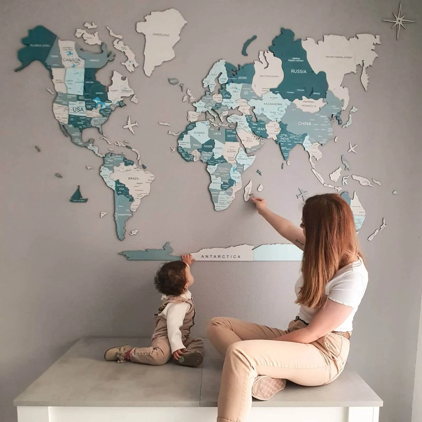 Bundle: Colored Map, Photo Frames, Flags and Airplanes Pins - Image 11