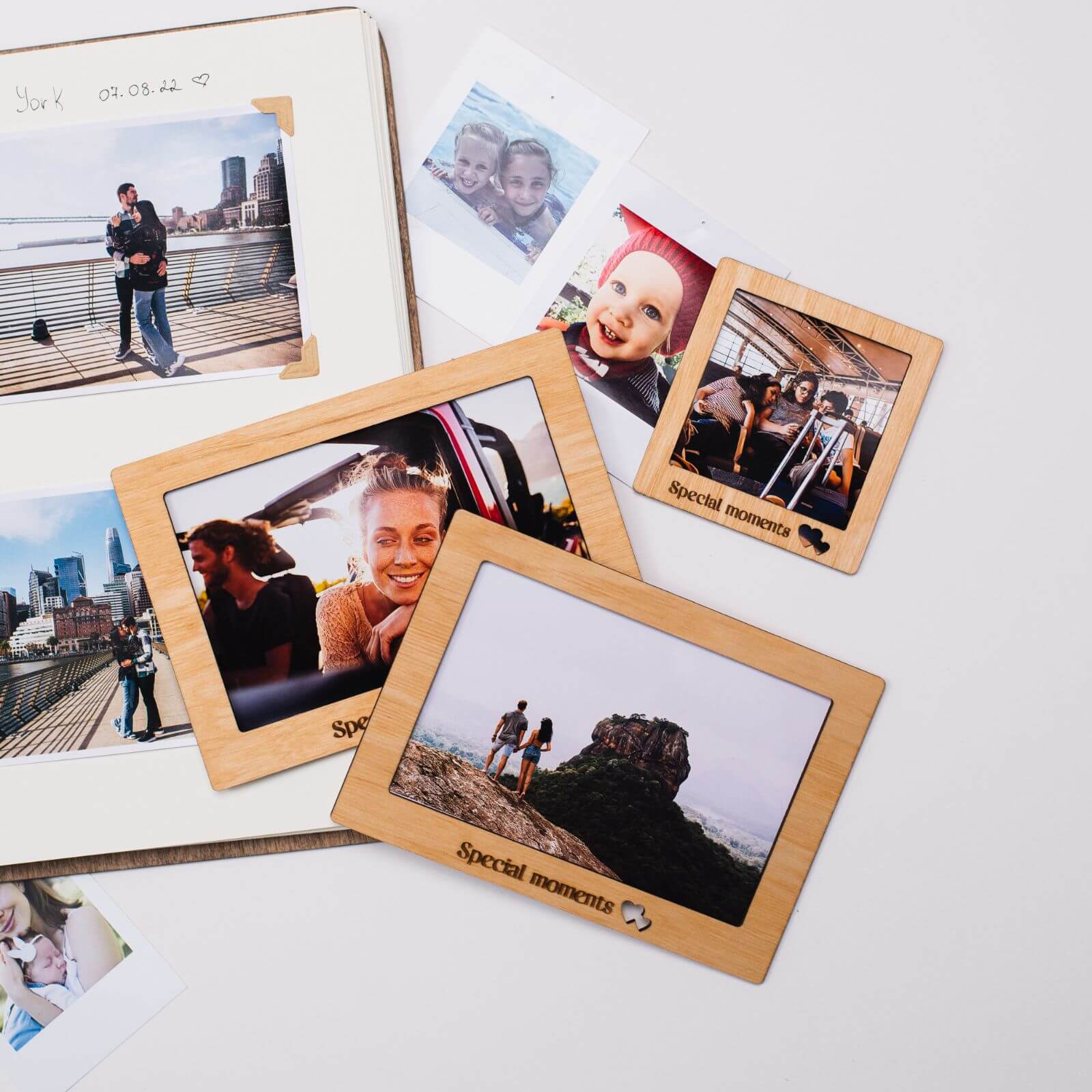 Bundle: Colored Map, Photo Frames, Flags and Airplanes Pins - Image 8