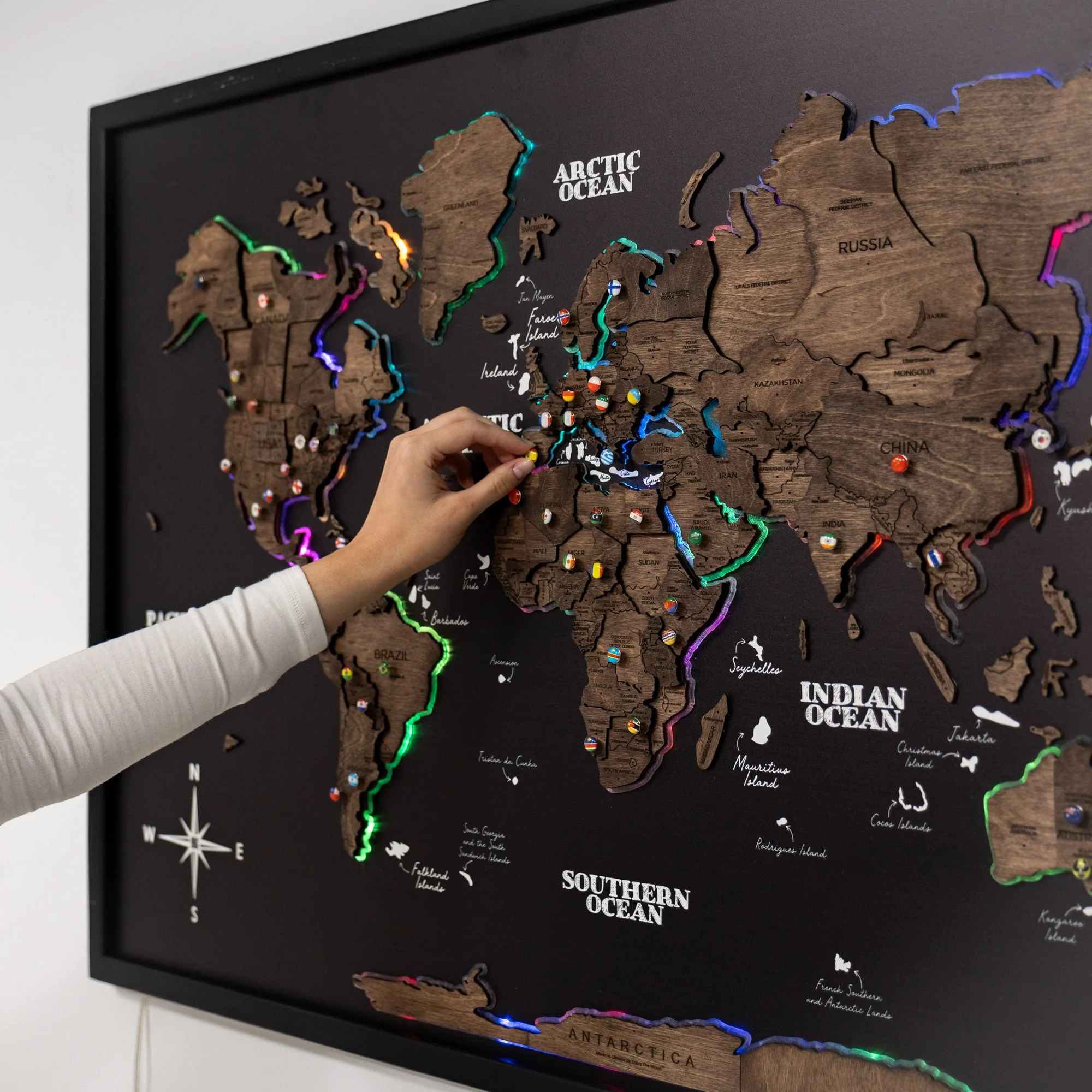 Map on Board LED 2.0 Dark Walnut - Image 2