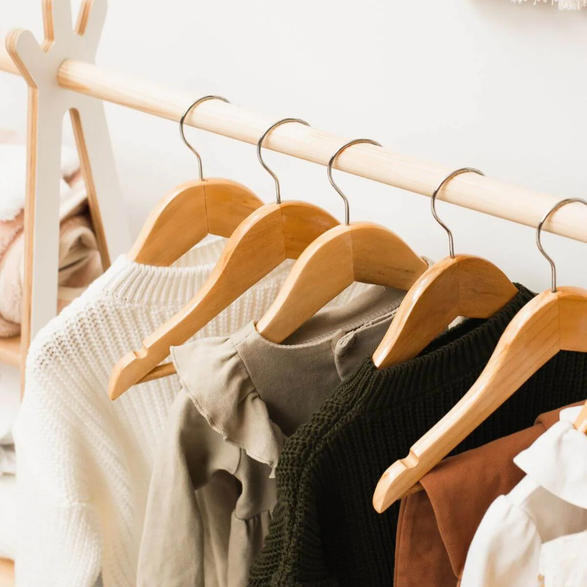 Wooden children's clothing rack - Image 3