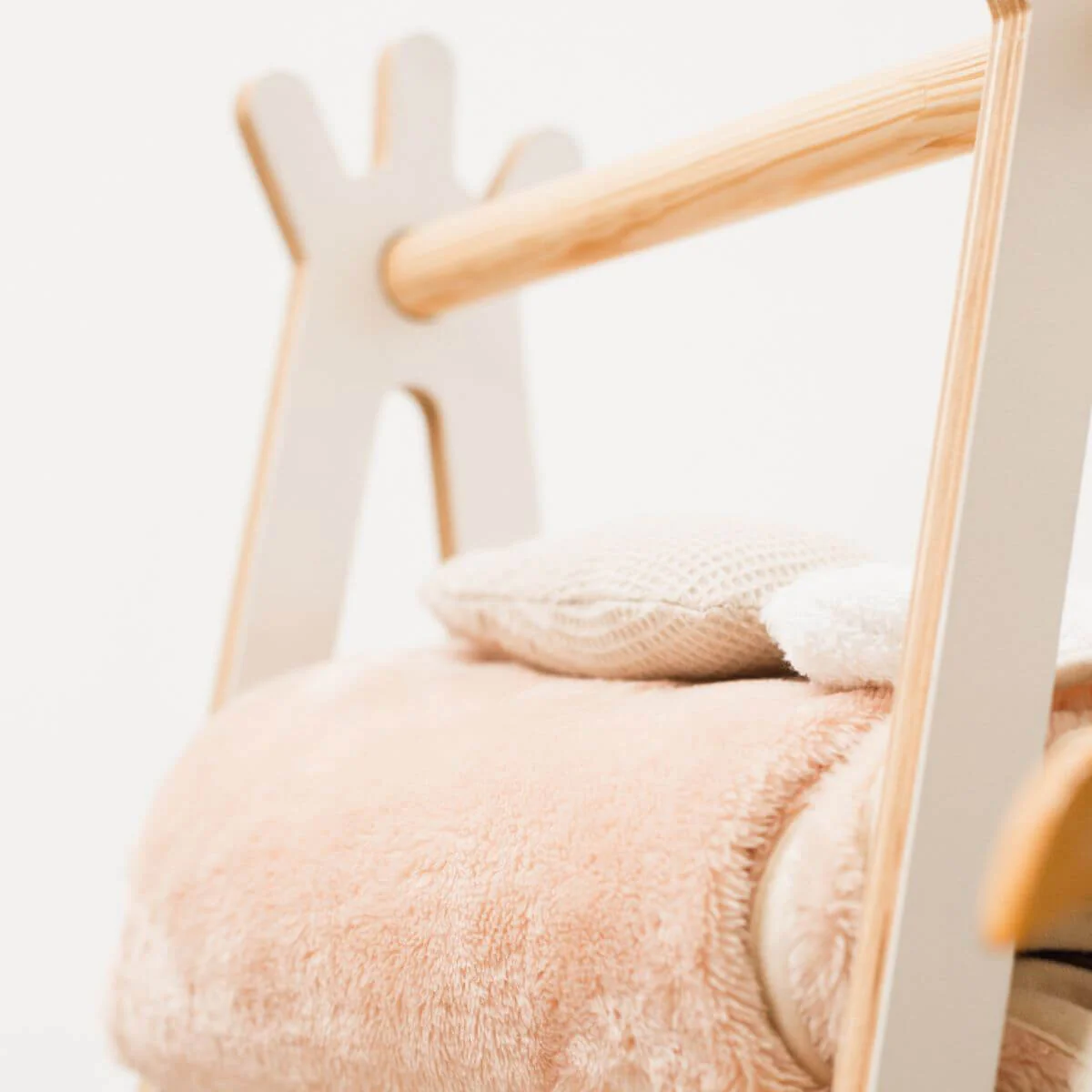 Wooden children's clothing rack - Image 4